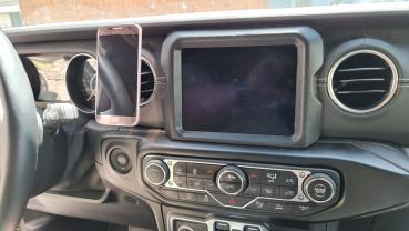 Preview: RS-Mount, fahrzeugspezifischer Handyhalter passend für Jeep Wrangler JL ab Baujahr 2018, Made in Germany